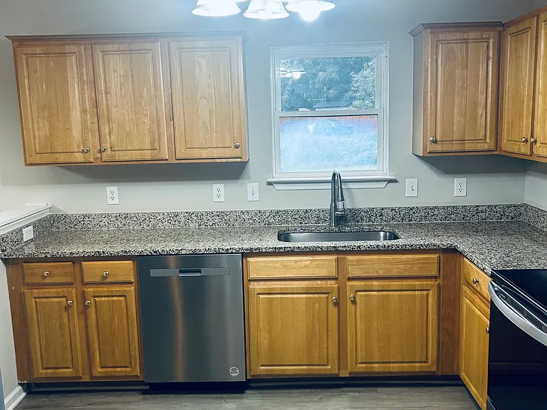 804 Valley Creek Dr — Photo 2
