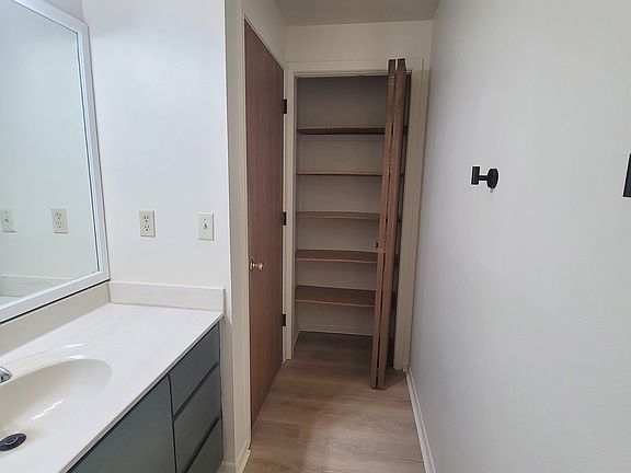 Large linen closet too!