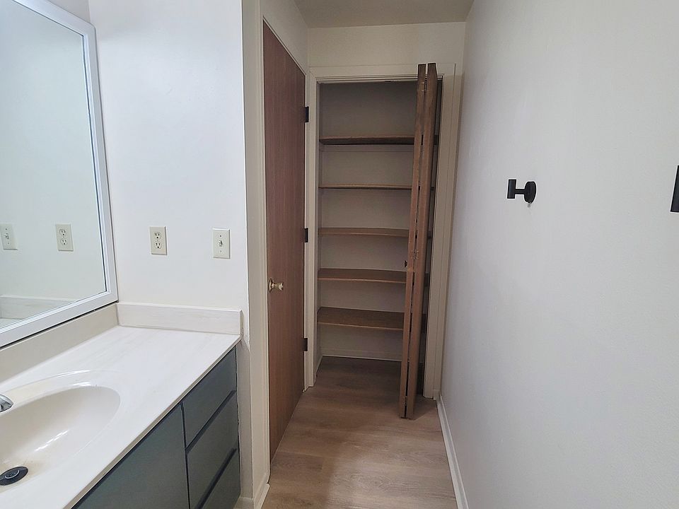 Large linen closet too!