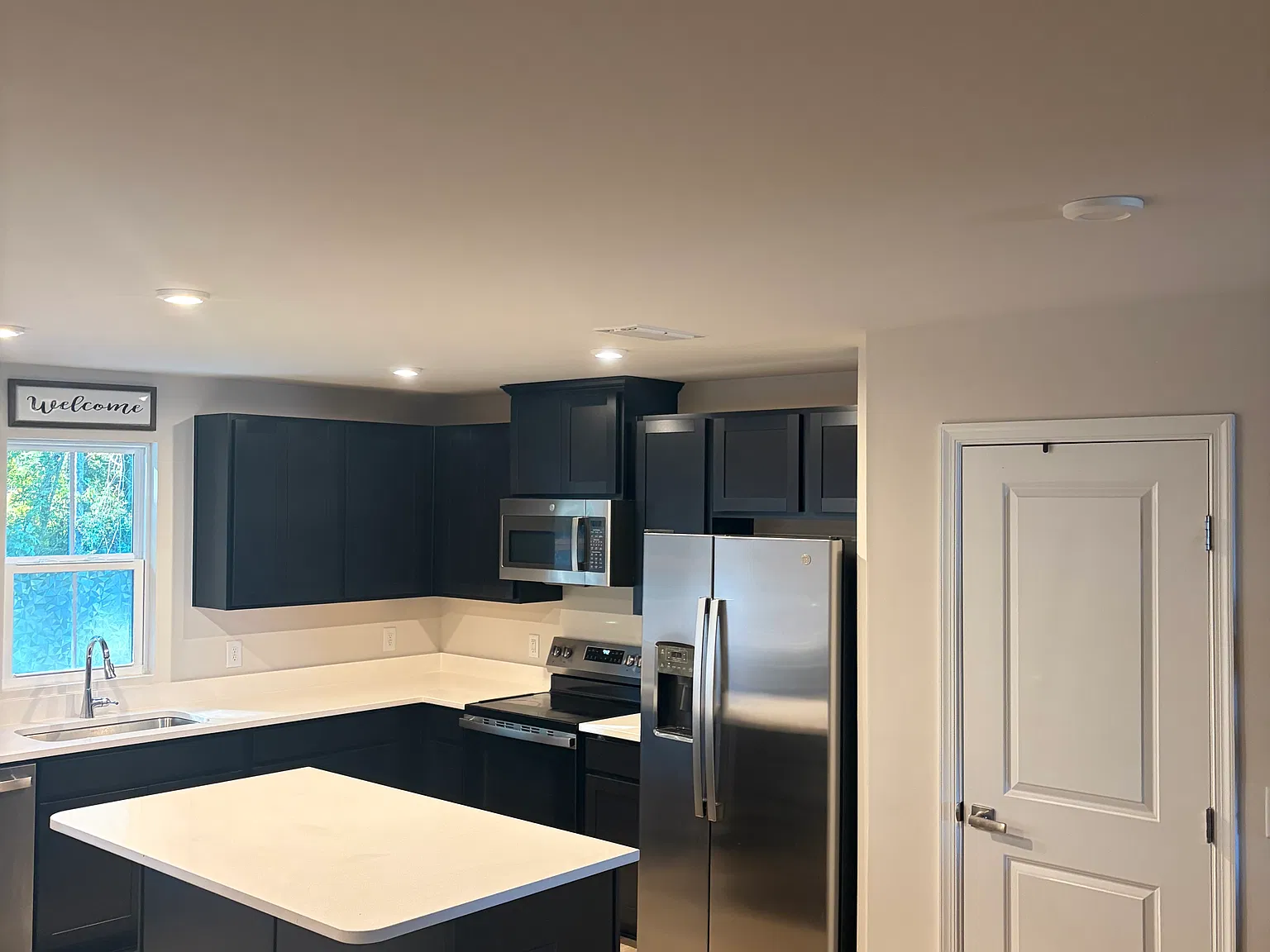 3 bed, 2.5 bath, 1400 sqft, $1,700 — Photo 3