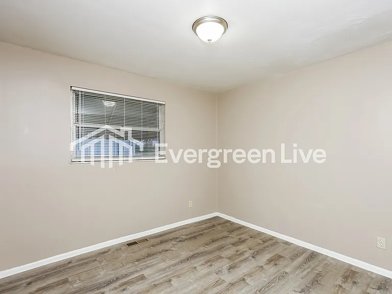 11715 Hamlet Rd — Photo 11