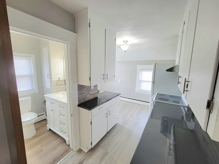 56 W Oxford St — Photo 2