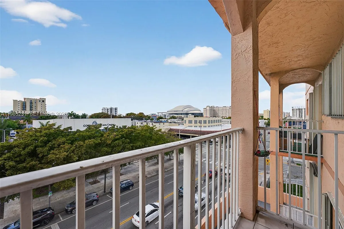Building Photo - 199 SW 12th Ave #502B