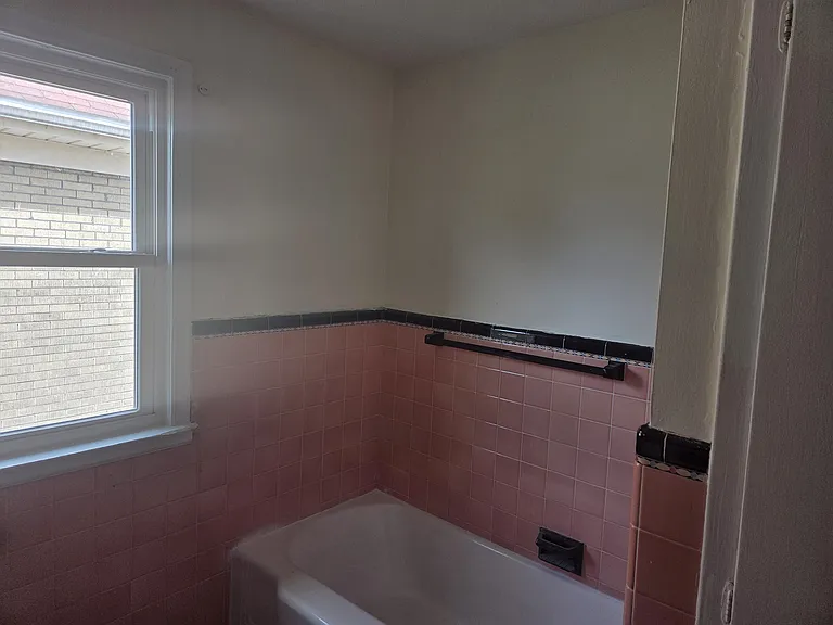1553 Whitney Ave — Photo 9
