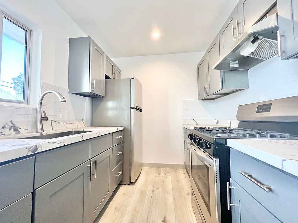 1st image of 3125 Carlyle St #16