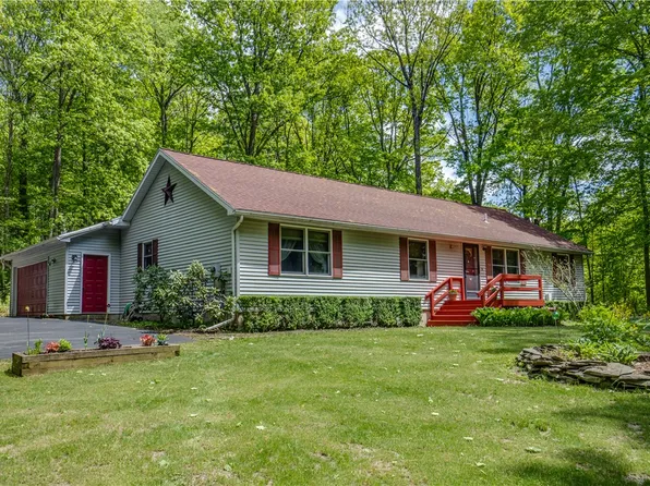 10 White Tail Ln, Penn Yan, NY 14527