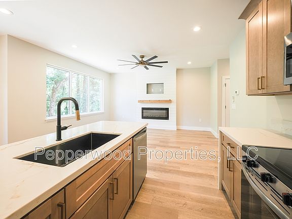 4th image of 933 Ansel St