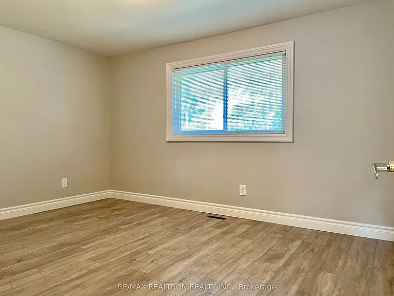 796 Arnold Cres #MAIN — Photo 13