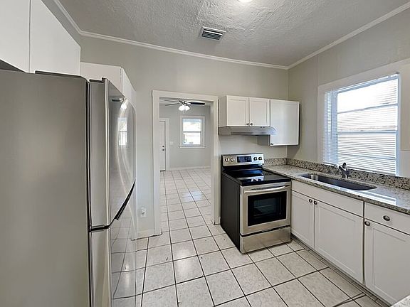 3rd image of 1104 W Kirby St