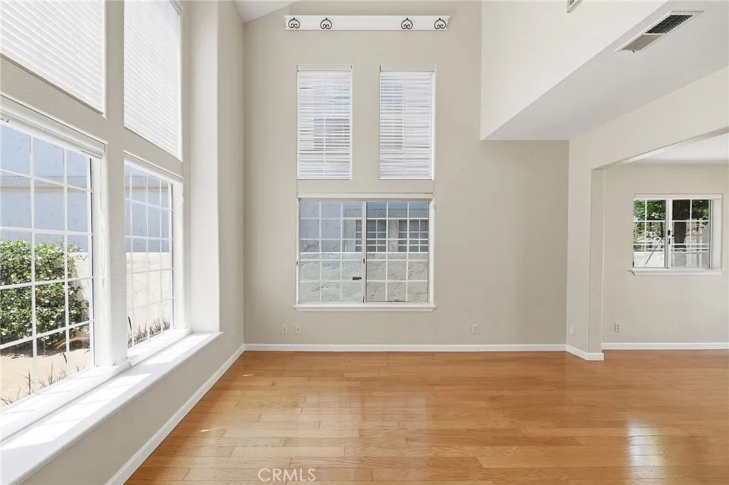 Building Photo - 2407 Voorhees Ave #B
