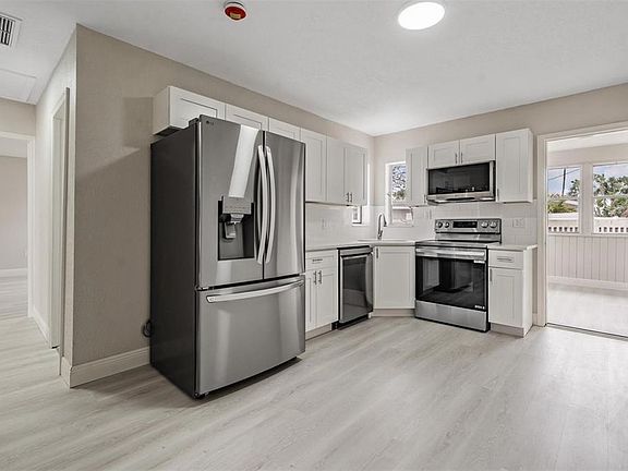 3rd image of 14040 Miramar Ave
