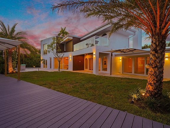 2nd image of 1020 SE 9TH Avenue