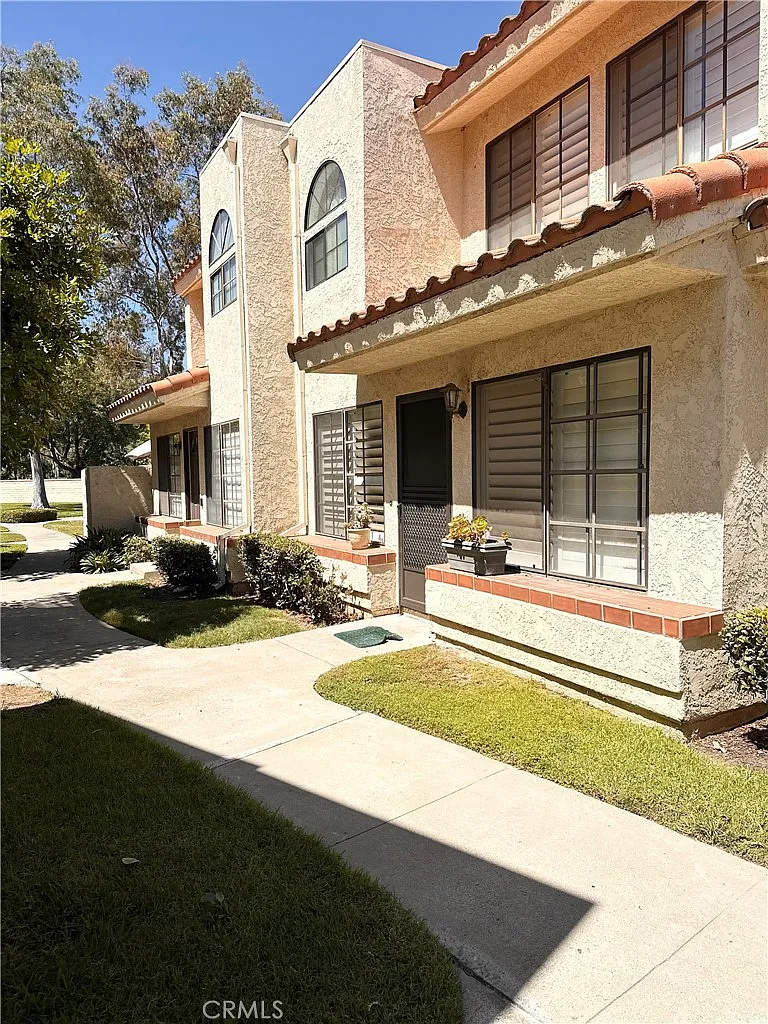 3 bed, 1189 sqft, $4,250 — Photo 1