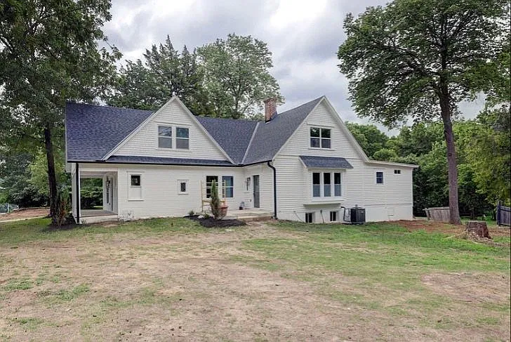5 bed, 2.5 bath, 3400 sqft, $5,000 — Photo 2
