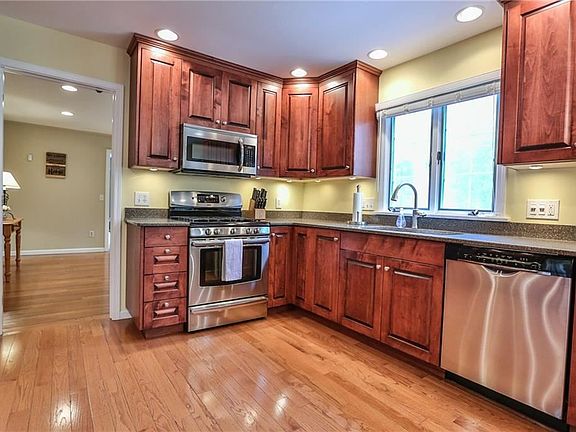 4th image of 4 Whitecliff Dr
