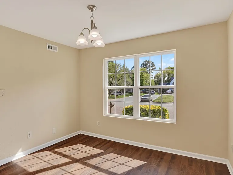 713 Emerald Ct — Photo 8