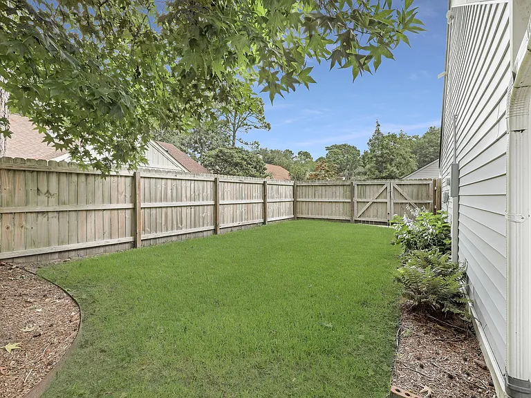 1112 Daffodil Ln — Photo 12