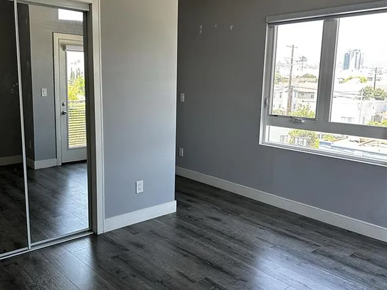 1147-1149 Tamarind Ave — Photo 6