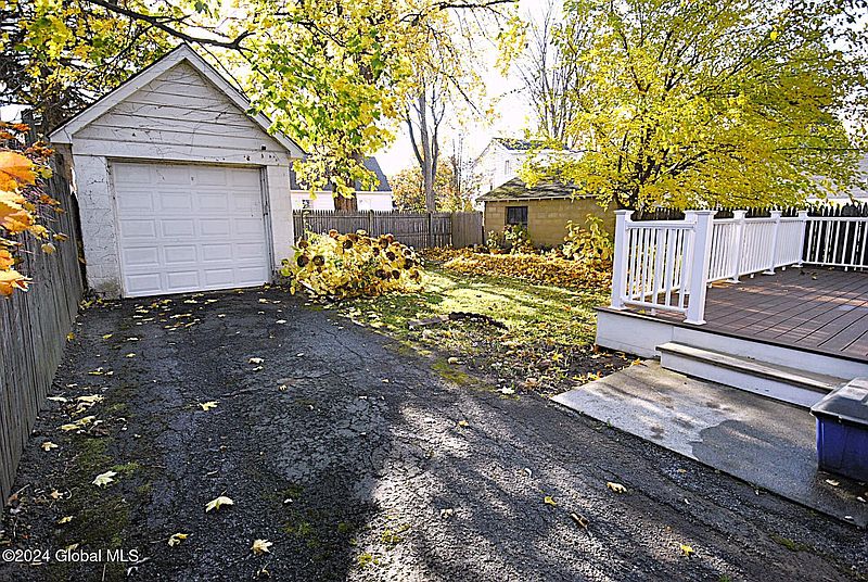 5th image of 18 Maplewood Avenue