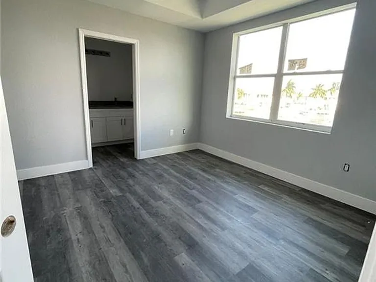 275 SW 4th St #220 — Photo 4