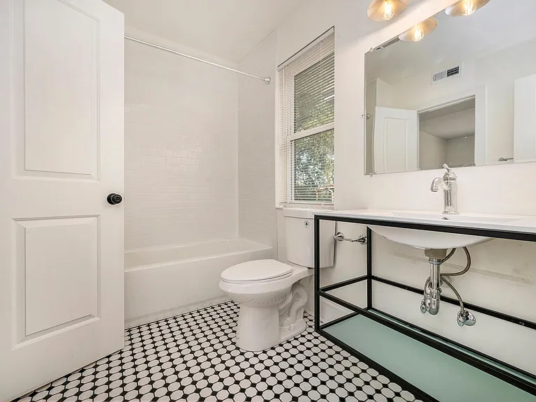 2828 Summit St — Photo 10