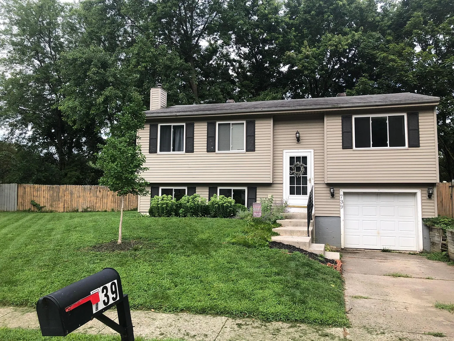 739 Mimosa Pl photo 1