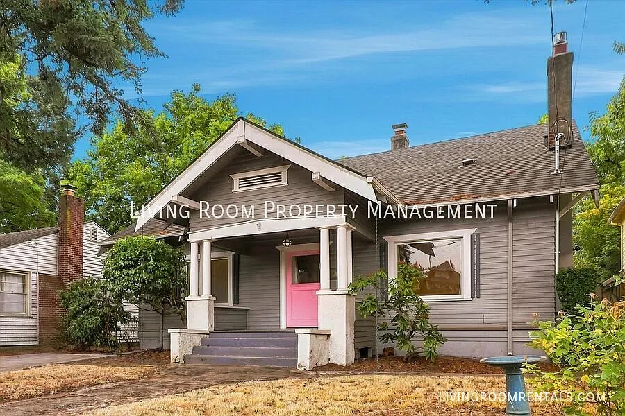 Old-school charm, plenty of space, and Woodstock right outside your door. — Photo 2