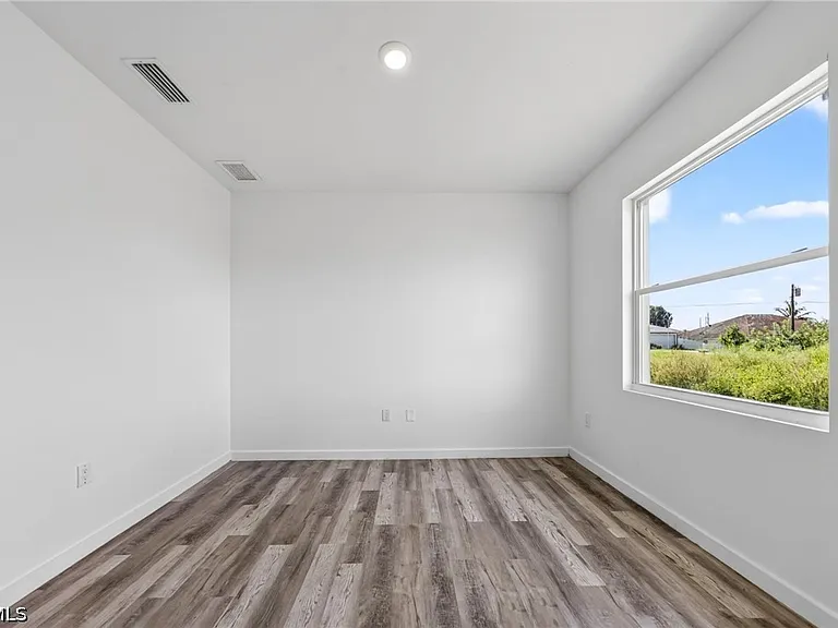1530 Gilbert Ave S — Photo 17