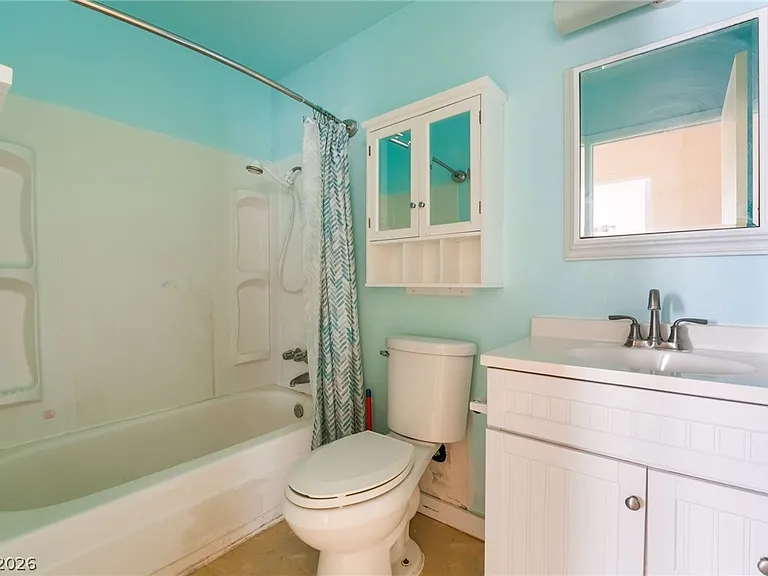 2102 E Russell Rd — Photo 20