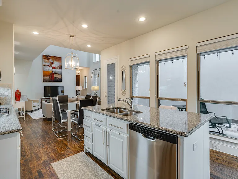 625 Surrey Ln — Photo 7