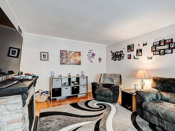 5th image of 2711 E Yellowstone Dr