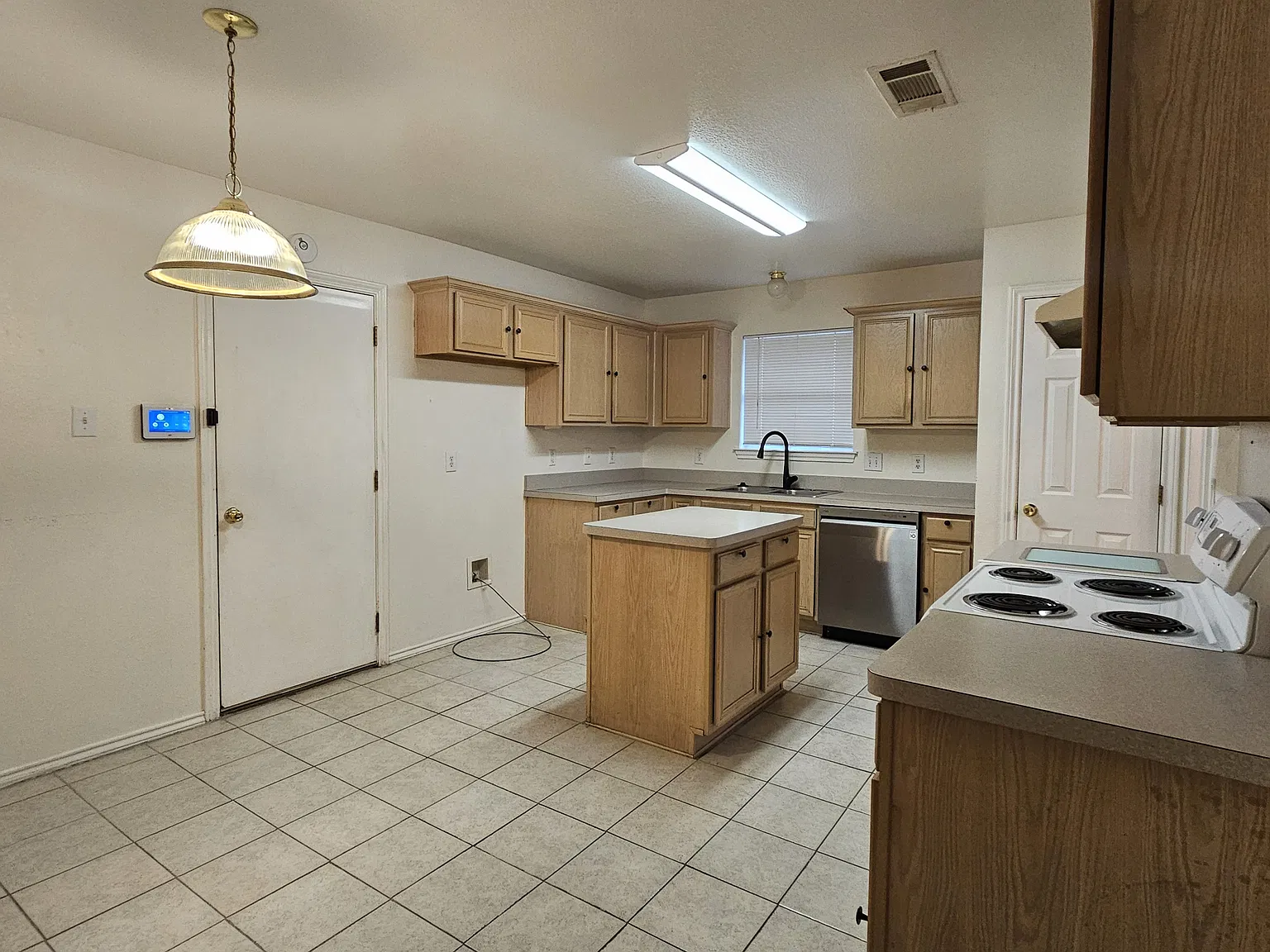 3 bed, 1710 sqft, $2,025 — Photo 4