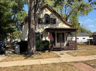 923 Charlotte St, Pekin, IL 61554