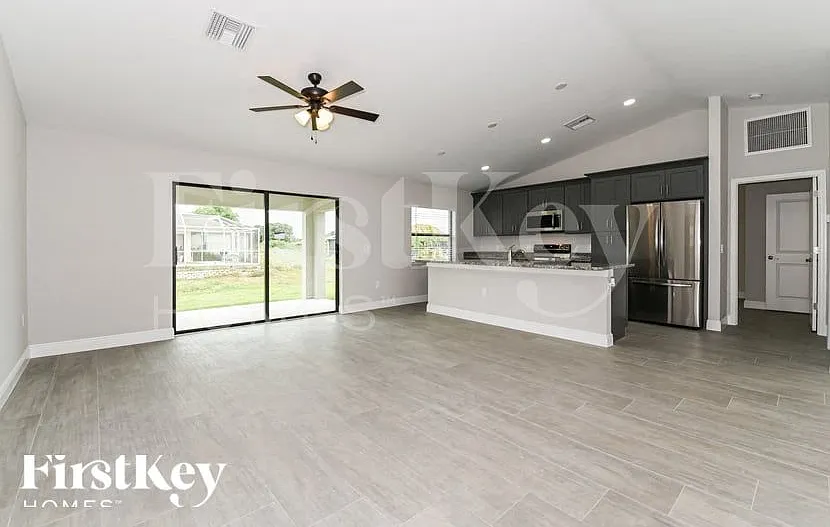 3 bed, 2.0 bath, 1439 sqft, $2,195 — Photo 4