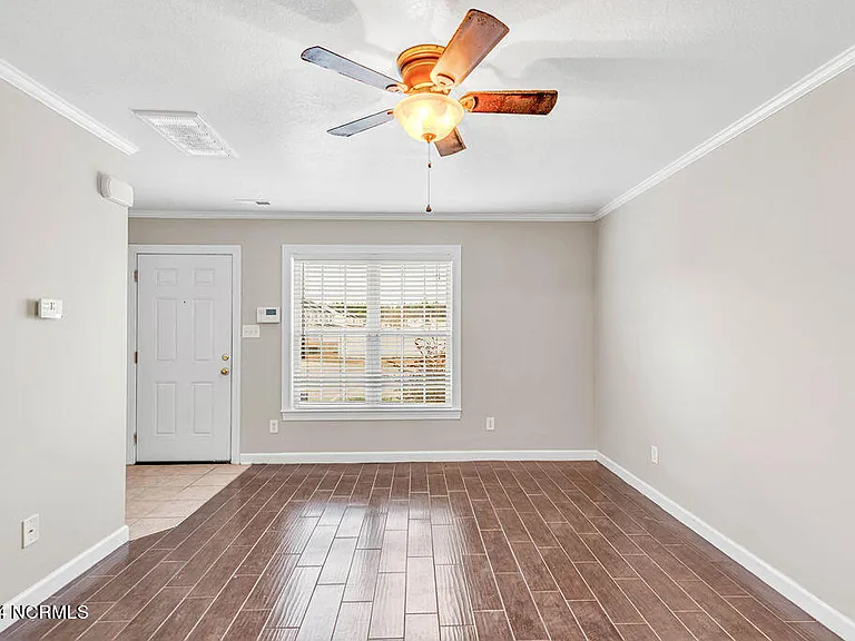 300 Streamwood Dr — Photo 8