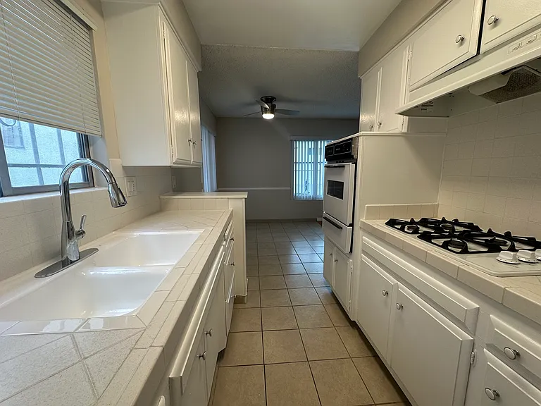 1023 N Laurel Ave — Photo 12