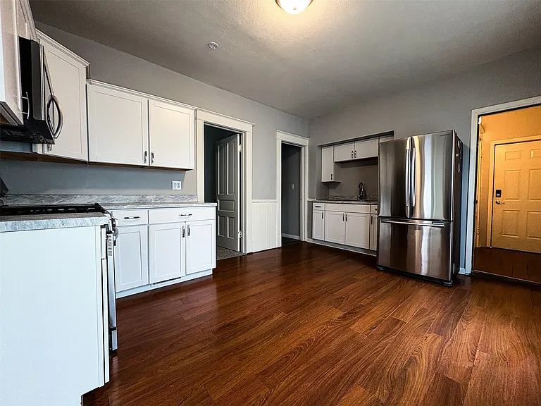1041 W 4th St — Photo 2