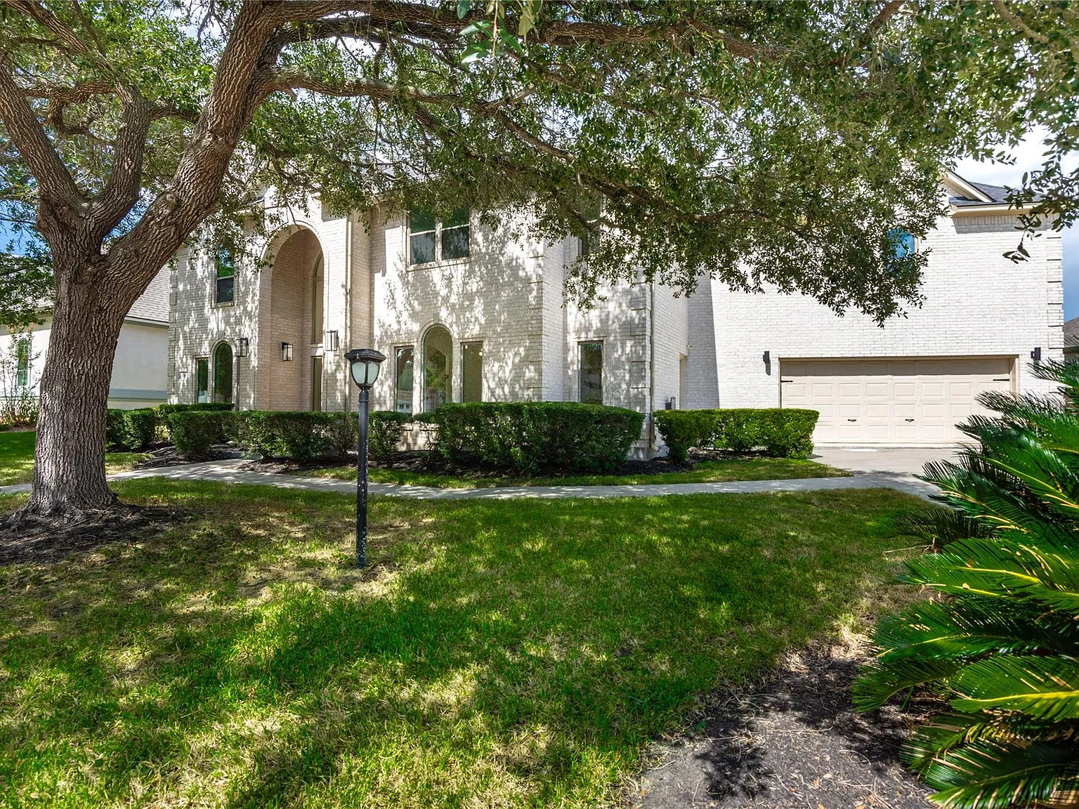 6 bed, 5.0 bath, 4754 sqft, $4,799 — Photo 2