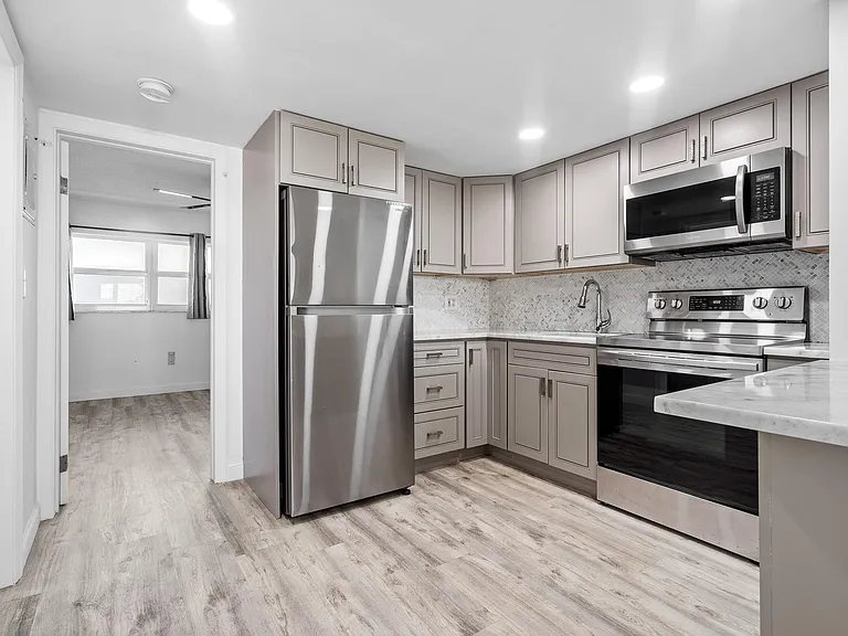 1110 N Riverside Dr #20 — Photo 15