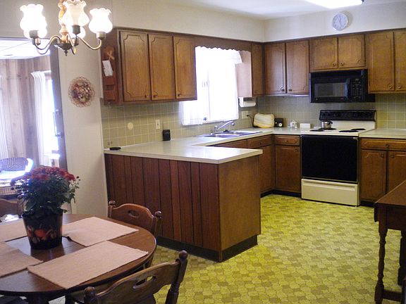 Large eat-in kitchen