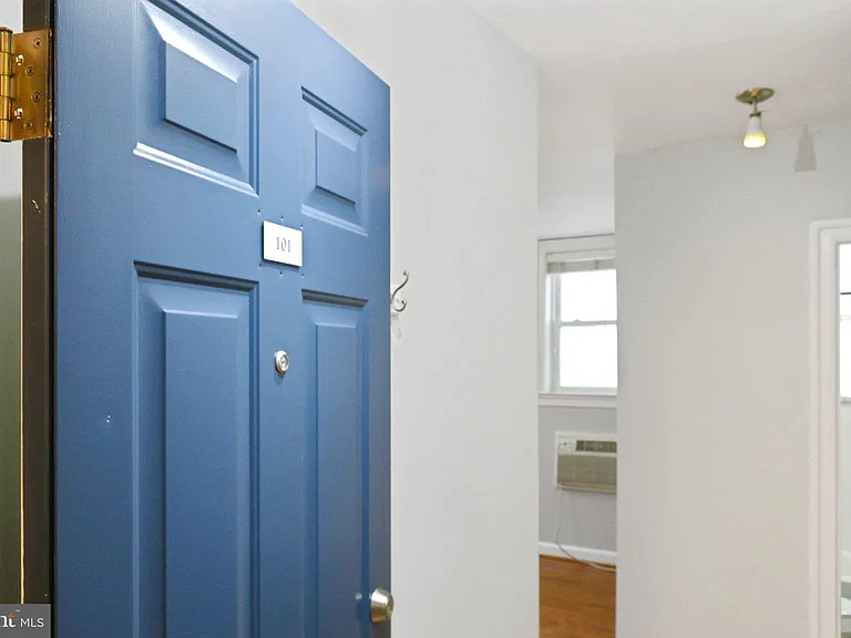 1815 A St SE #101 — Photo 6