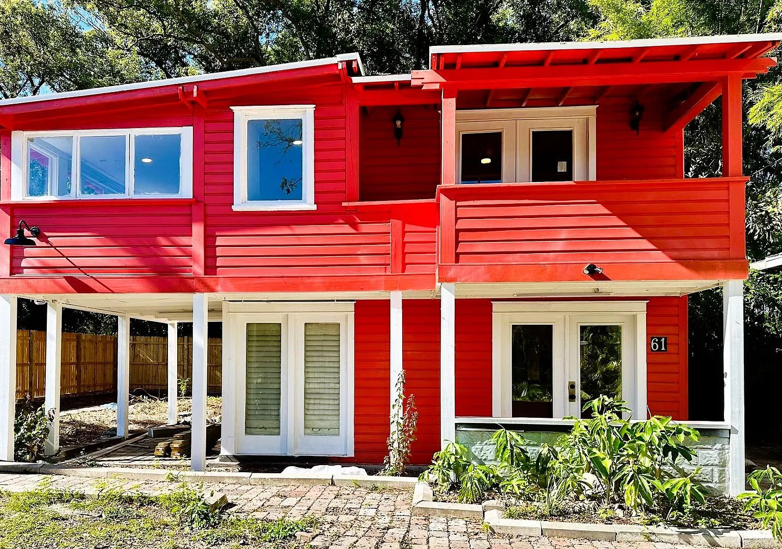 Charming 1 bed 1 Bath Single Family House in a Unique Setting — Photo 1