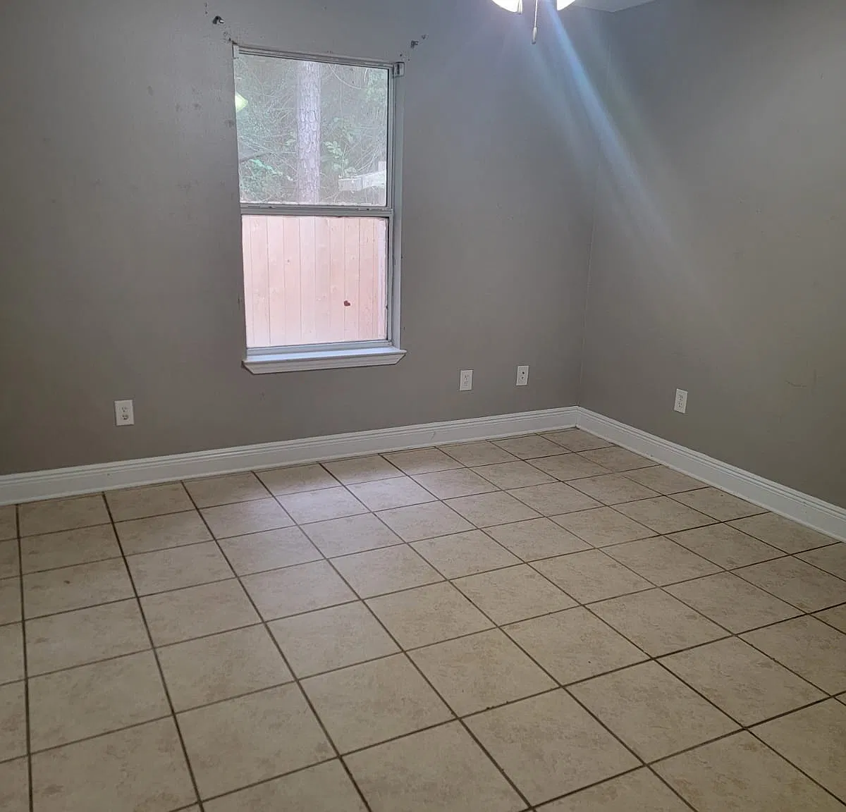 3 bed, 1050 sqft, $925 — Photo 3