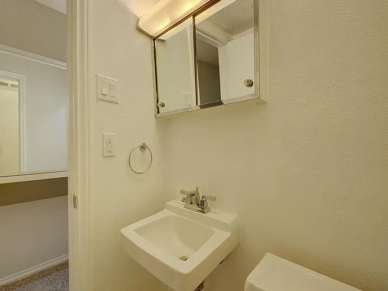 505 W 7th St #202 — Photo 14