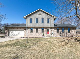 40 Lake Rest Ave, Oshkosh, WI 54902