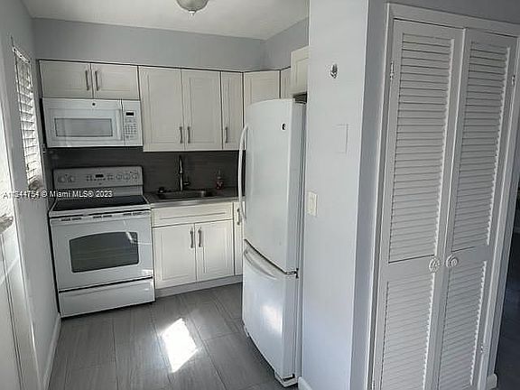 3rd image of 601 S 19th Ave APT 9