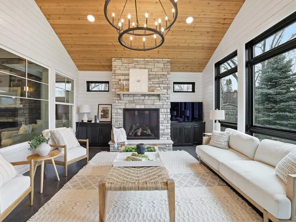 635 Niagara Ln N, Plymouth, MN 55447