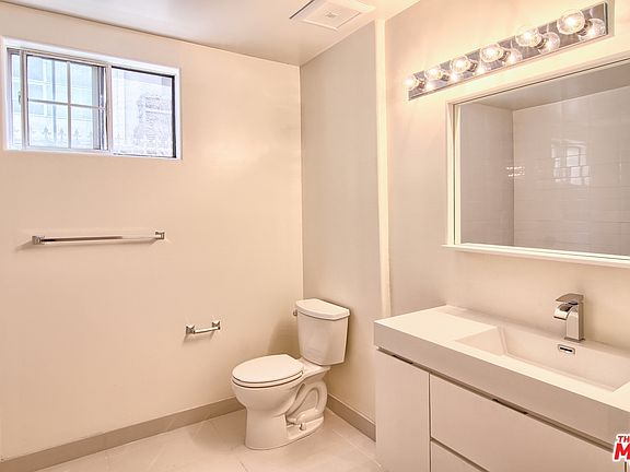 5th image of 15023 Moorpark St