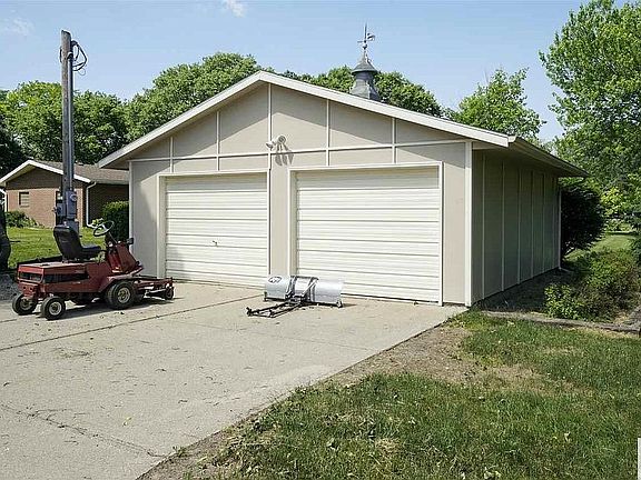 Detached garage