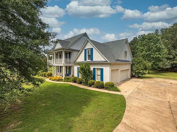 3rd image of 250 Lake Pointe Cv